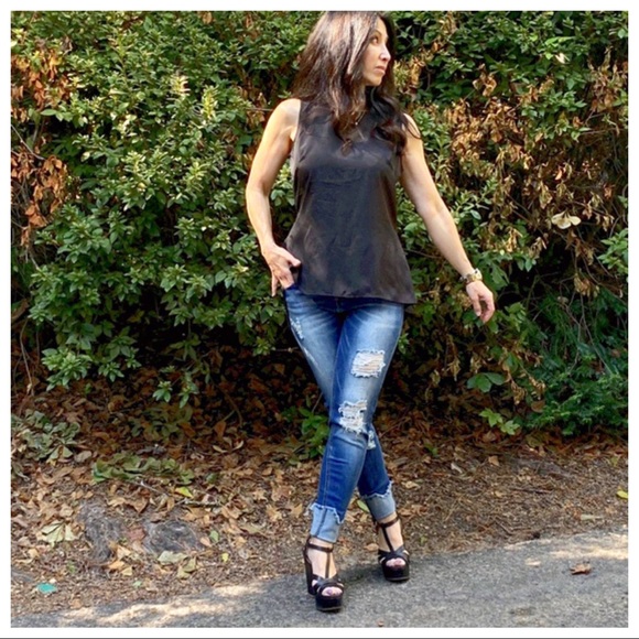 ✨LAST ONE✨Black High/Low sleeveless top - Picture 3 of 4